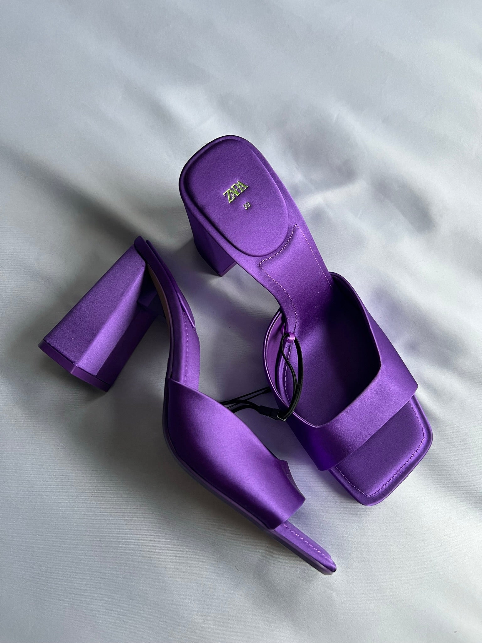 Mules en Satin Violet Zara